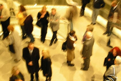 Menschenmenge bei einem Empfang Blogbreite