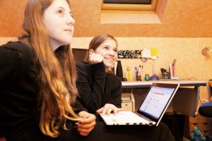 Alicia beantwortet die Fragen der Journalisten.